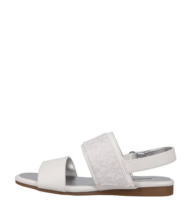 סנדל שטוח לנשים בצבע לבן עם רצועות רחבות על רקע לבן, קולקציית CHOZEN