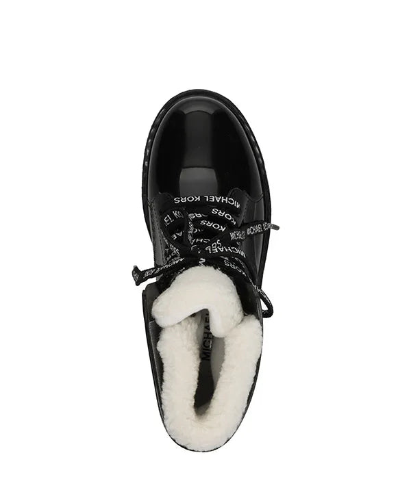 מגף חורף שחור של Michael Kors עם שרוכים ממותגים ורפידה פרוותית, נמכר ב-CHOZEN