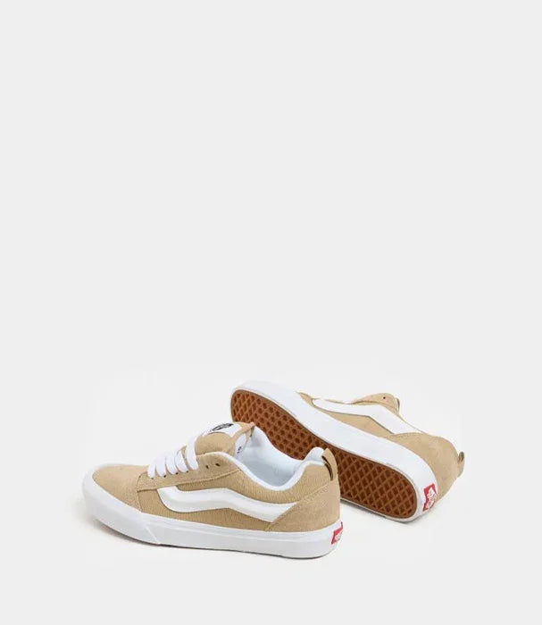 נעלי סניקרס בז׳ עם סוליה לבנה ודוגמת גלים, אופנה לגברים באתר CHOZEN