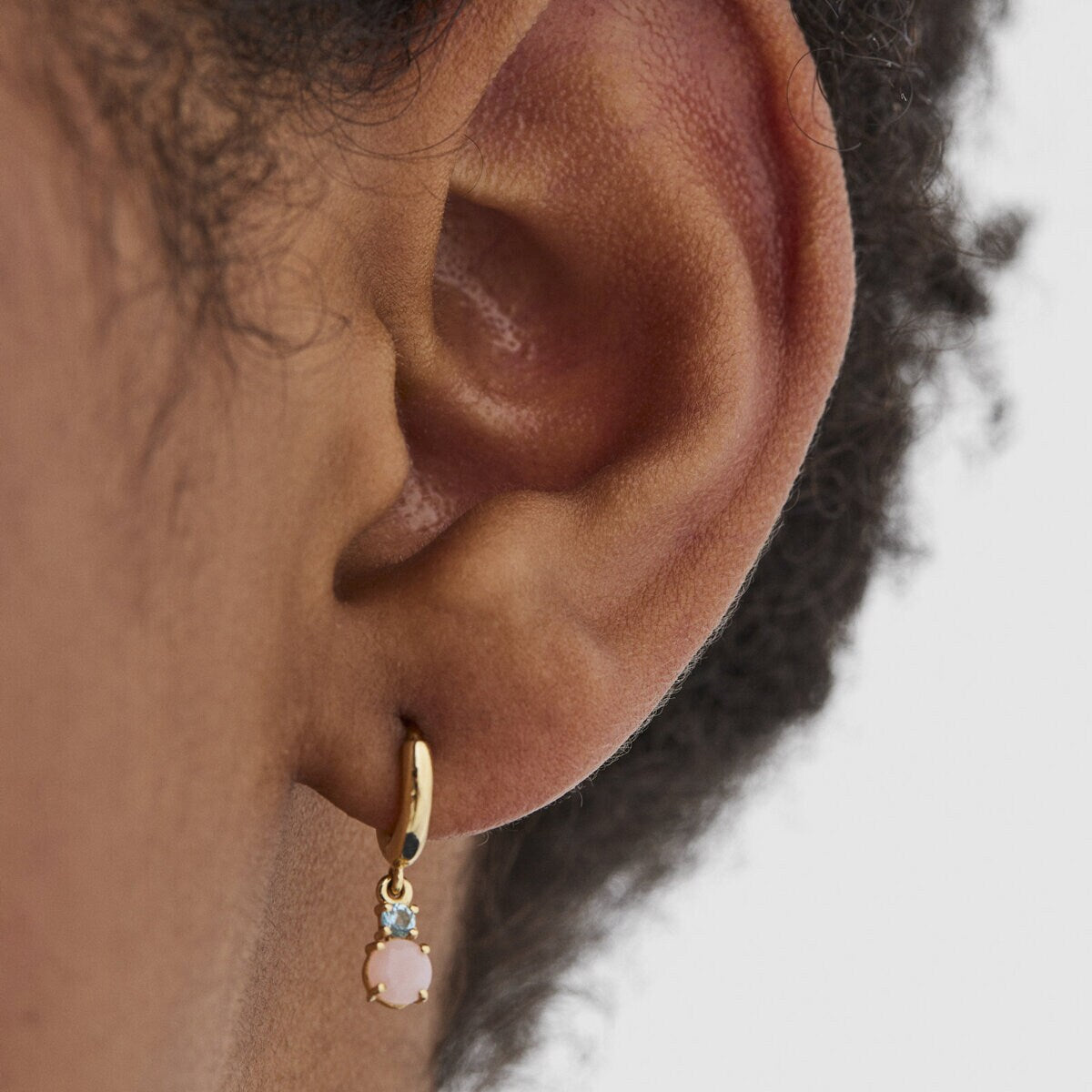 טואוס עגילי Mini Ivette קצרים מזהב עם אופל וטופז