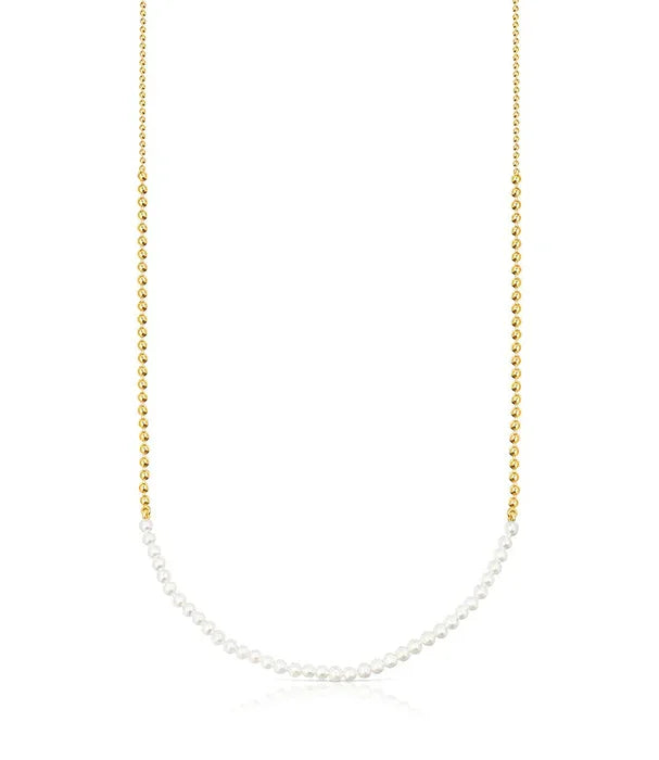 שרשרת פנינים וזהב עדינה מבית CHOZEN, תכשיט יוקרתי לאישה, צילום על רקע לבן