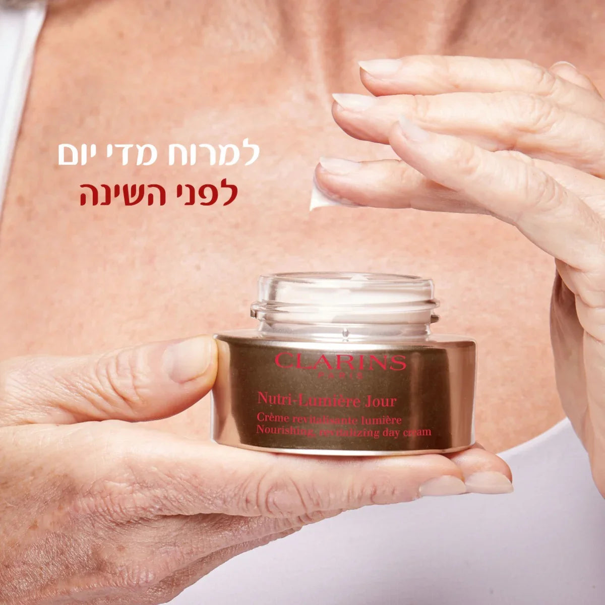 אישה מורחת קרם Clarins Nutri-Lumière Jour לפנים, מוצר טיפוח מותגים מובילים CHOZEN