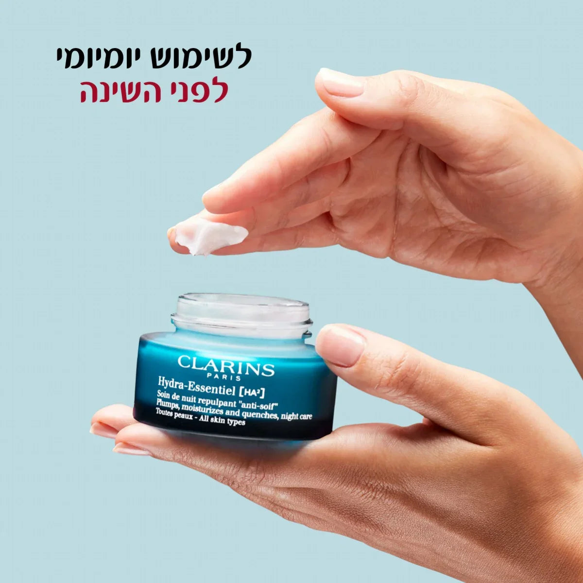 קרם לילה פנים קלרינס Hydra-Essentiel בחזית, יד נוטלת מהמארז, המלצה לשימוש יומיומי לפני השינה