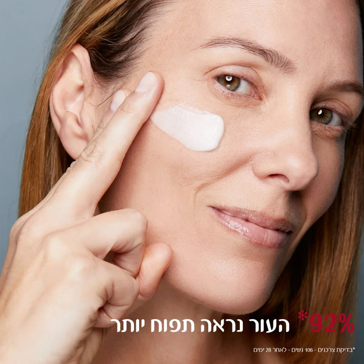 אישה מורחת קרם לחות לפנים, טיפוח עור בפורמט פרסום מותגים מובילים, CHOZEN קבוצת אלפא