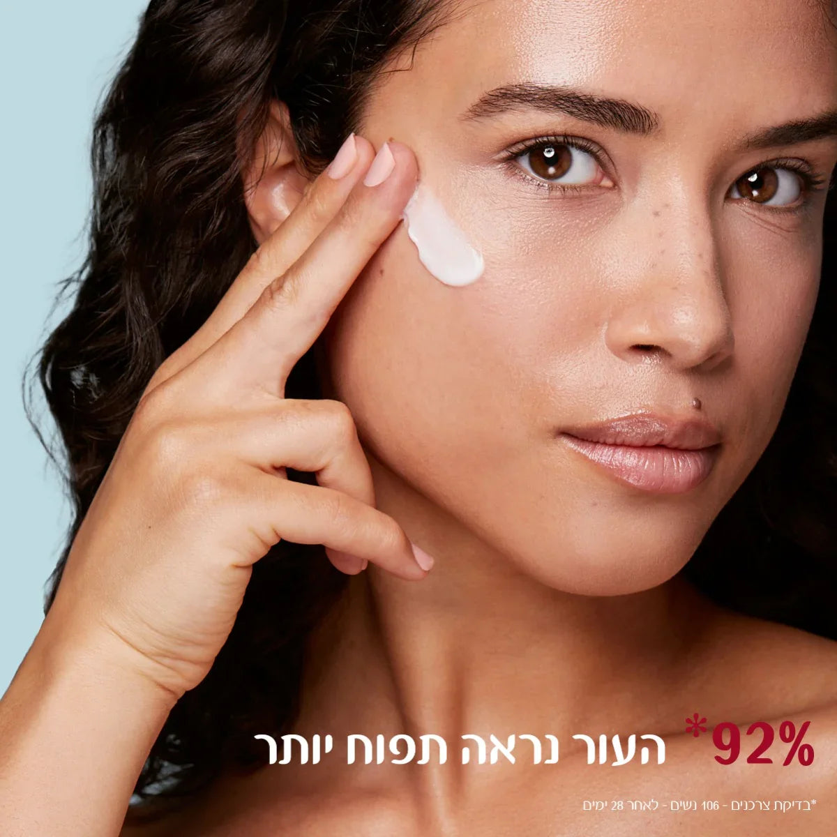 אישה מורחת קרם פנים על העור, טיפוח עור בפעולה, קמפיין CHOZEN, מותגים מובילים