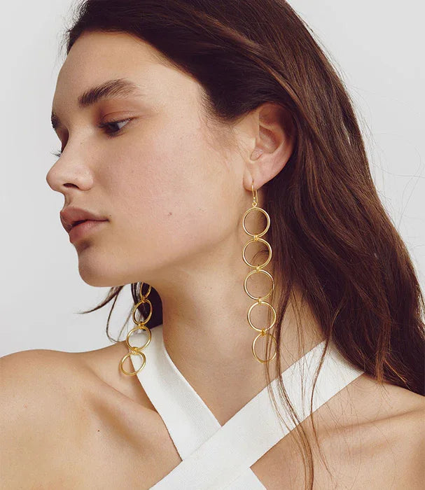 דוגמנית עונדת עגילי חישוק זהב ארוכים בסגנון טרנדי, אופנה יוקרתית CHOZEN