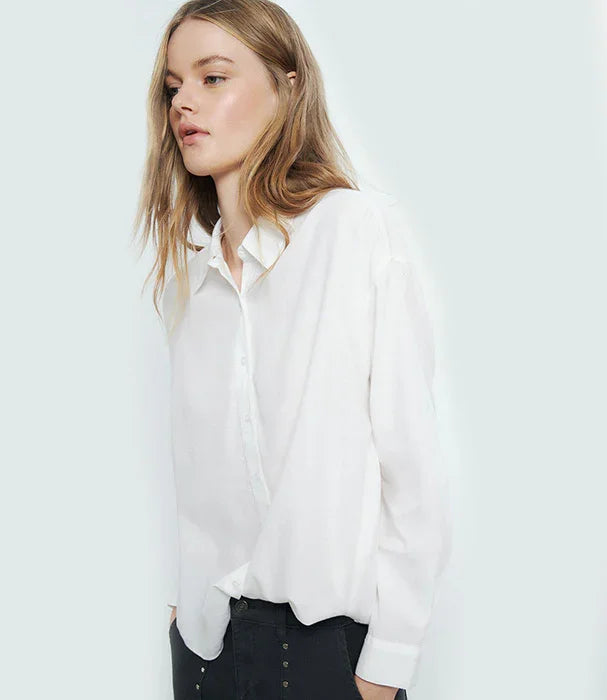 דוגמנית לובשת חולצה לבנה מכופתרת CHOZEN, אופנה יוקרתית מקבוצת אלפא