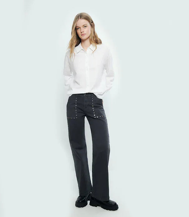 דוגמנית עם חולצה לבנה מכופתרת ומכנסי ג'ינס שחורים מעוטרים, אופנה לנשים CHOZEN