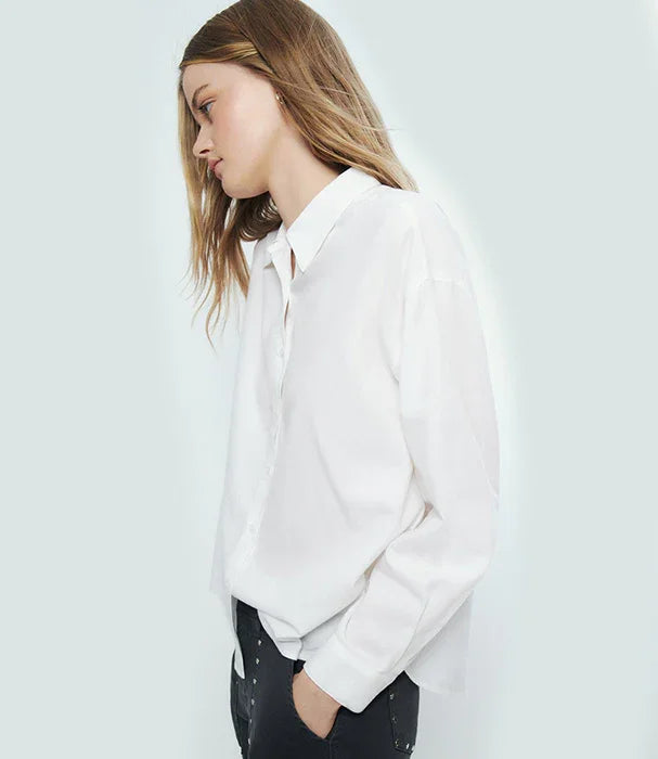 חולצת נשים לבנה מכופתרת אופנתית מבית CHOZEN, נראית על דוגמנית בסטודיו