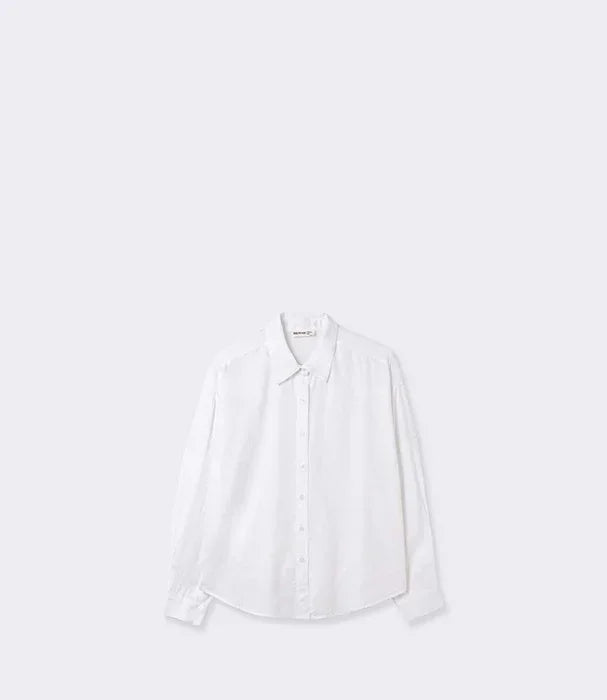 חולצה לבנה מכופתרת קלאסית לנשים, רקע אפור, מבית CHOZEN