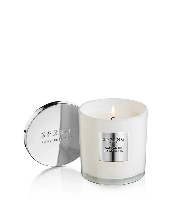 נר יוקרתי לבן SPRING SAFRAN DE LA MANCHA עם מכסה כסף ממותג, מוצר עיצוב CHOZEN אלפא