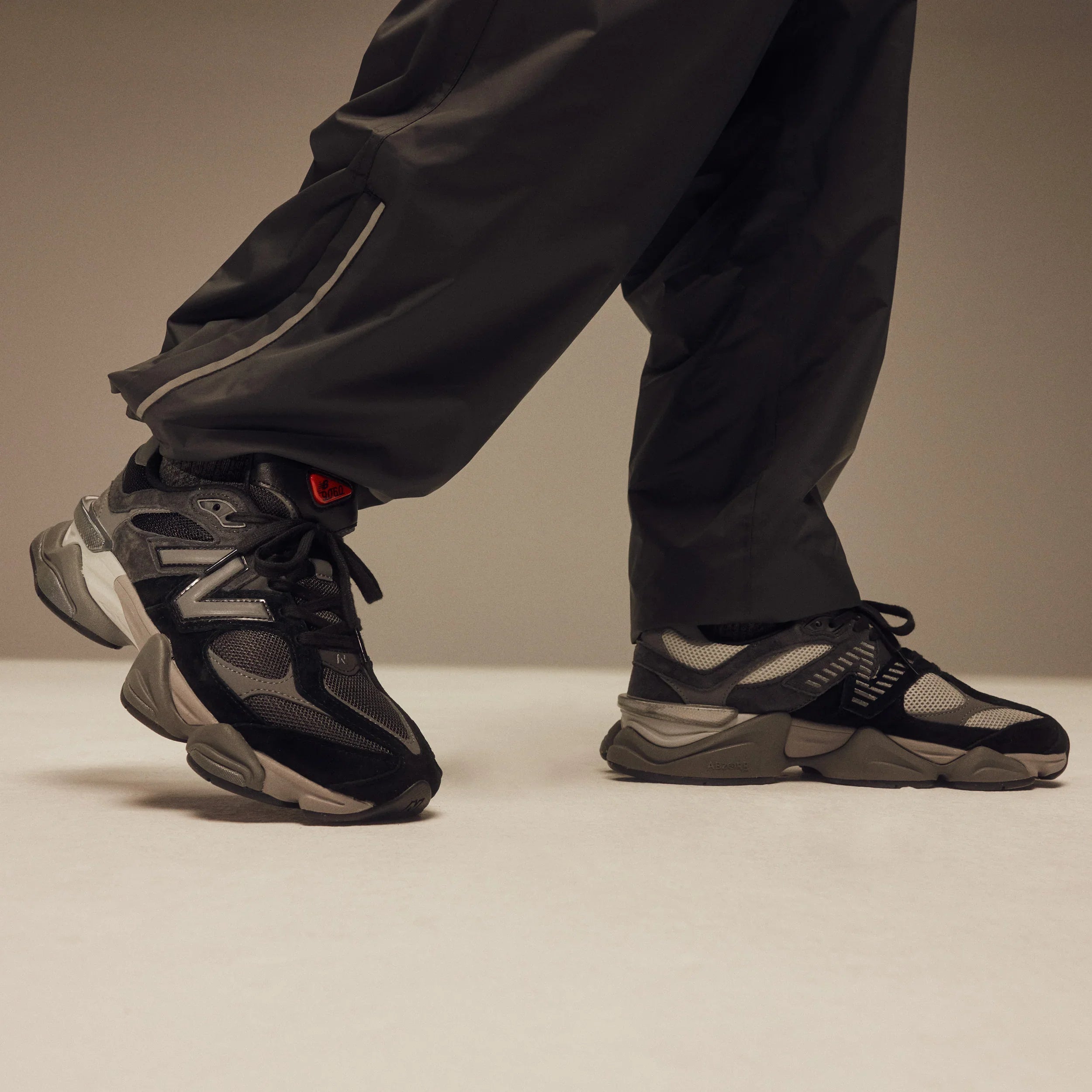 נעלי סניקרס שחורות New Balance U9060 לגברים על רקע בהיר, אופנתי מבית CHOZEN