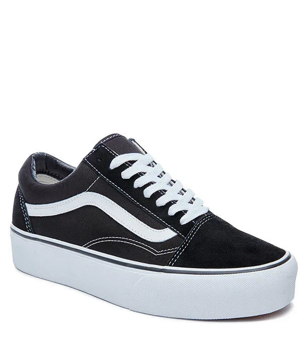 נעל סניקרס אופנתית שחורה עם פסים לבנים ודגם שרוכים, מותג על בחנות CHOZEN