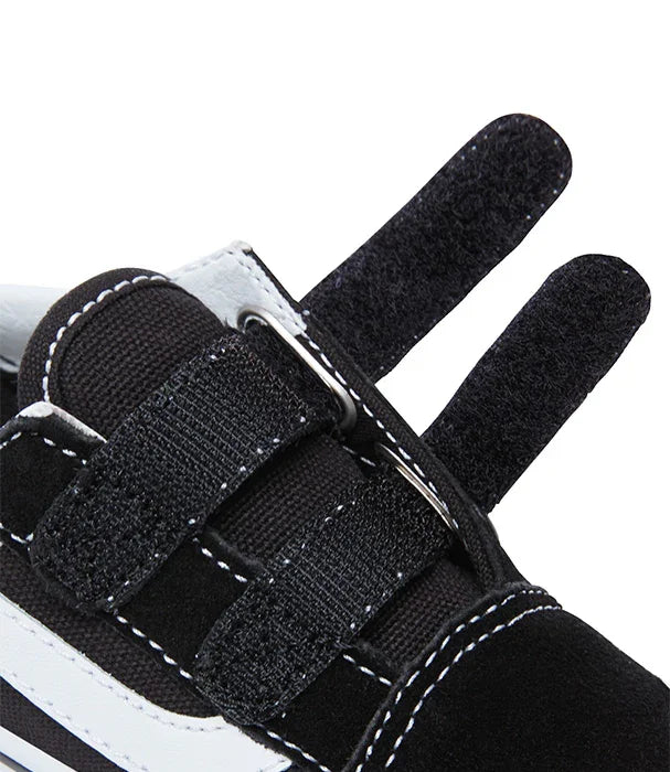 נעל ספורט שחורה לילדים עם רצועות סקוץ', עיצוב ייחודי CHOZEN, יבואן קבוצת אלפא