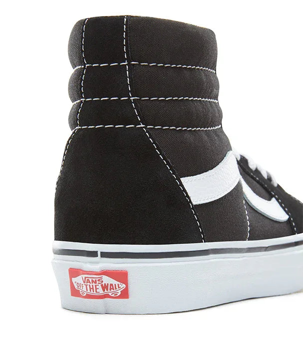 נעל ואנס גבוהה בצבע שחור לבן עם סוליה לבנה ותווית אדומה, מותגי CHOZEN