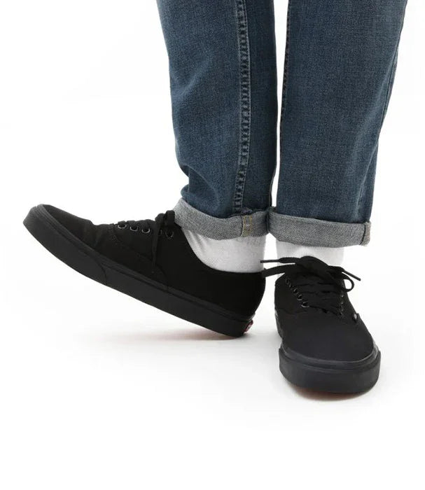 נעלי סניקרס שחורות סטייל אופנתי, ג'ינס כחול, מותג CHOZEN קבוצת אלפא