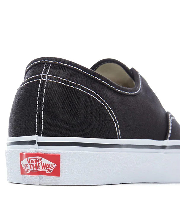 נעל ואנס שחורה על רקע לבן, תפרים לבנים וסוליה עם לוגו Vans Off The Wall