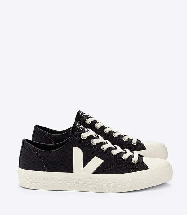 סניקרס Veja שחורות עם סוליה לבנה ולוגו V בחנות מותגים CHOZEN