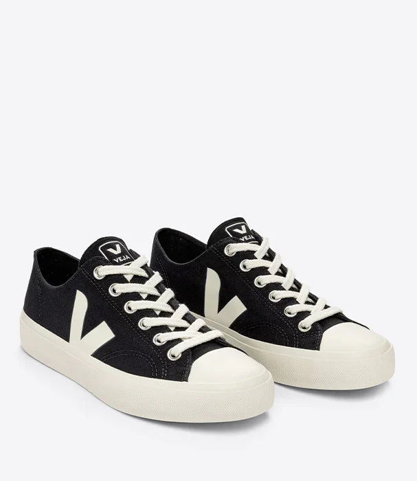 סניקרס VEJA שחורות יוניסקס עם שרוכים ולוגו לבן, מותג אופנה מוביל ב-CHOZEN