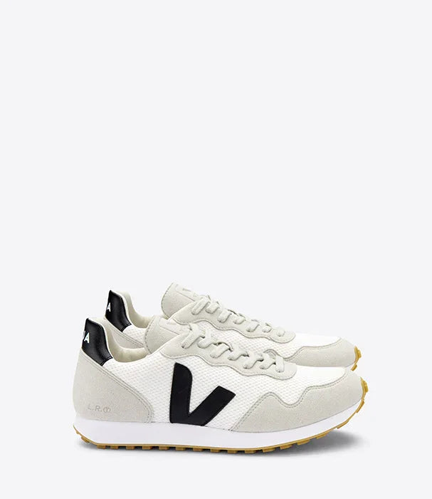 נעלי סניקרס Veja בצבע לבן עם סוליה צהובה ולוגו שחור, מותגים מובילים באתר CHOZEN