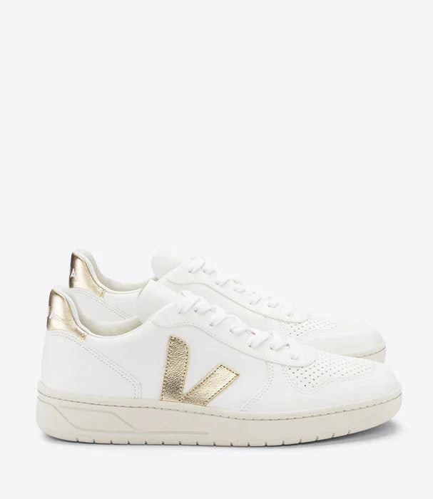 נעלי Veja לבנות עם פרטים זהב, סניקרס אופנתיות מבית CHOZEN