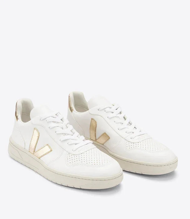 סניקרס לבנות Veja עם סמל זהב, נעלי מותג אופנתי בחנות CHOZEN