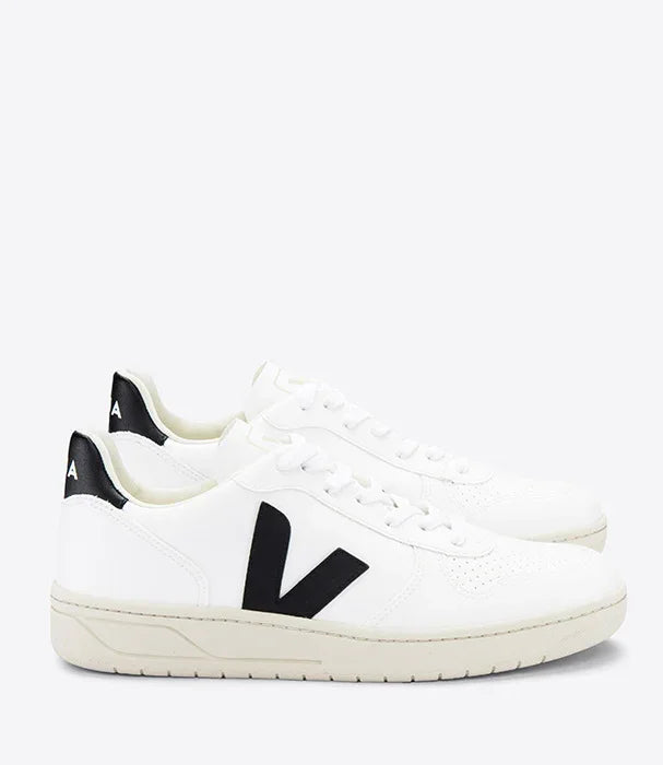 נעלי Veja לבנות עם סוליה בהירה ולוגו V שחור, מותג אופנה ב-CHOZEN