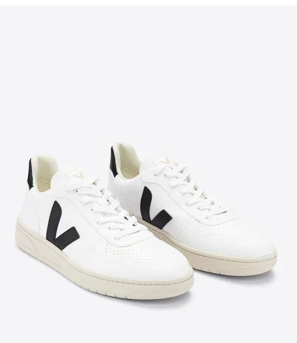 סניקרס Veja לבנות עם סמל V שחור, מבית CHOZEN, היבואן הרשמי קבוצת אלפא