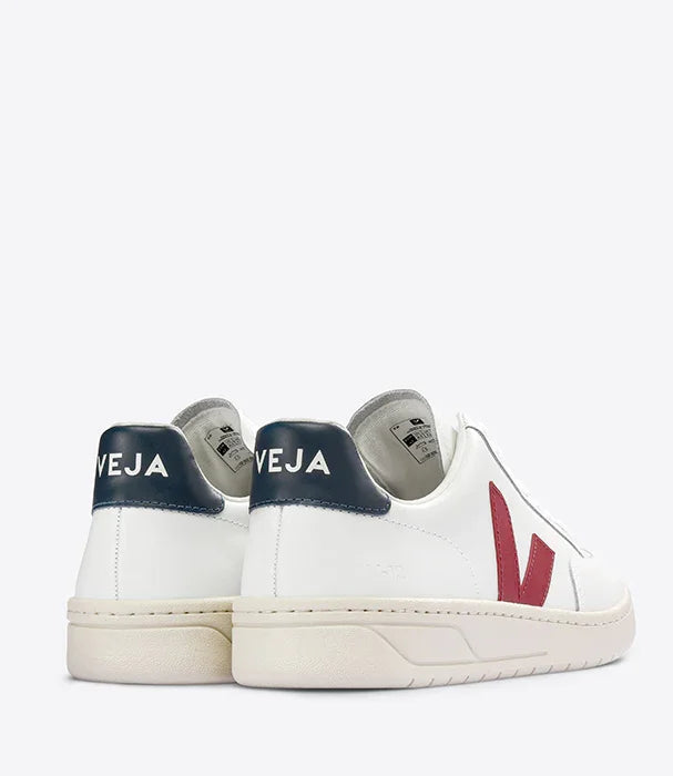 נעלי סניקרס Veja לבנות עם סמל V אדום ועקב כחול כהה, מותג יוקרה ב-CHOZEN