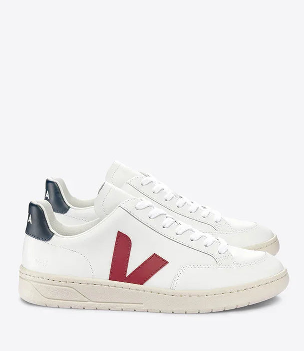 סניקרס Veja לבנות עם סמל V אדום וציפוי עור, נעלי אופנה CHOZEN קבוצת אלפא