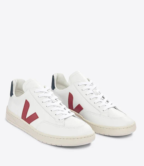 סניקרס Veja לבנות עם סוליה בהירה וסמל V אדום, באתר CHOZEN ייבוא רשמי