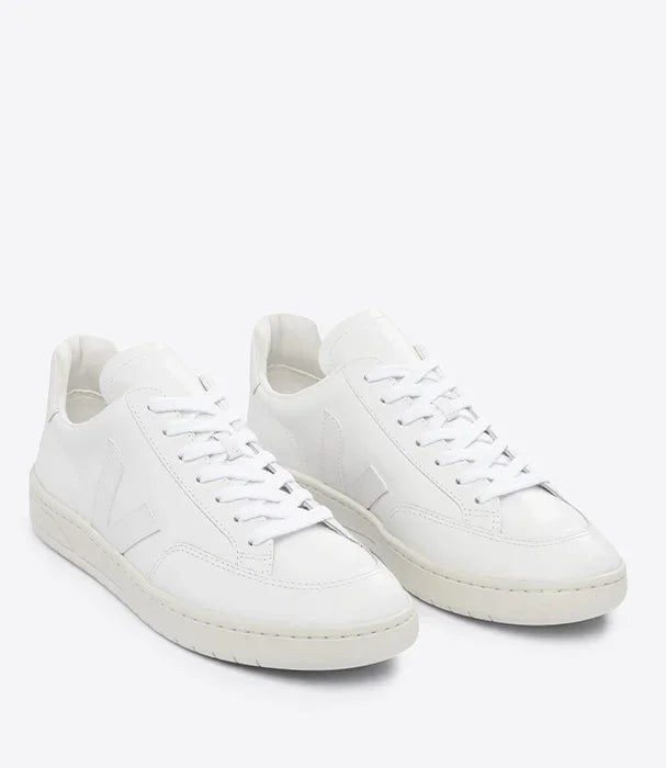 סניקרס לבנות של Veja עם סוליה לבנה, עיצוב מינימליסטי, נעלי אופנה ב-CHOZEN