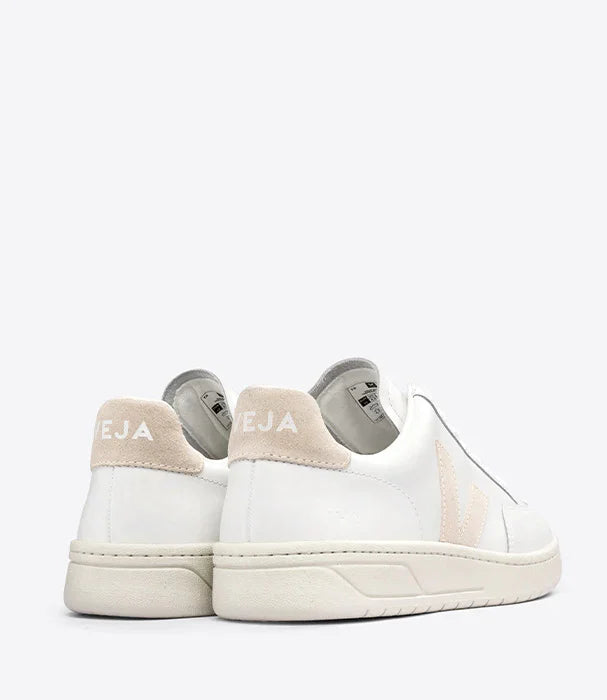 נעלי סניקרס לבנות Veja יוקרתיות עם סוליה בהירה, מציגות לוגו במבט אחורי, מותגים בינלאומיים CHOZEN