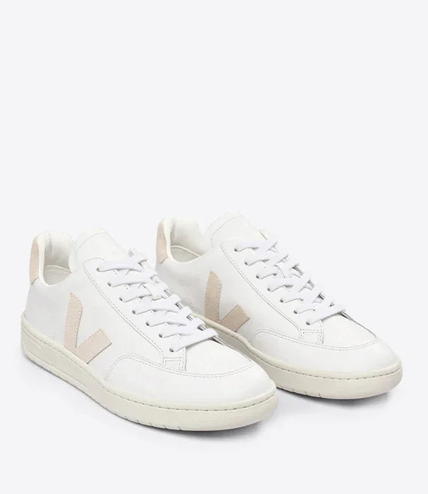 נעלי סניקרס לבנות עם לוגו V בצבע בז' של Veja, מוצג על רקע לבן, ב-CHOZEN