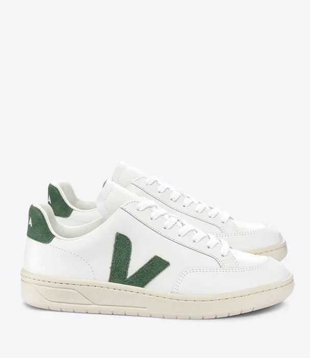 נעלי סניקרס Veja לבנות עם סוליה בגוון שמנת וסמל V ירוק, נמכר ב-CHOZEN