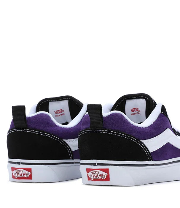 נעלי ואנס נמוכות בצבע סגול, שחור ולבן עם תגית Vans אדומה, מוצגות על רקע לבן, Chozen