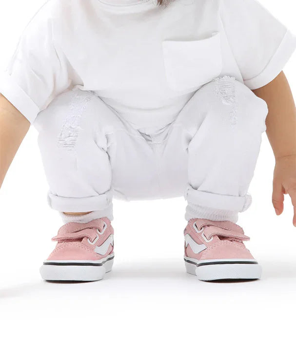 פעוט בלבוש לבן נועל נעלי ואנס ורודות, צילום מותג CHOZEN קבוצת אלפא
