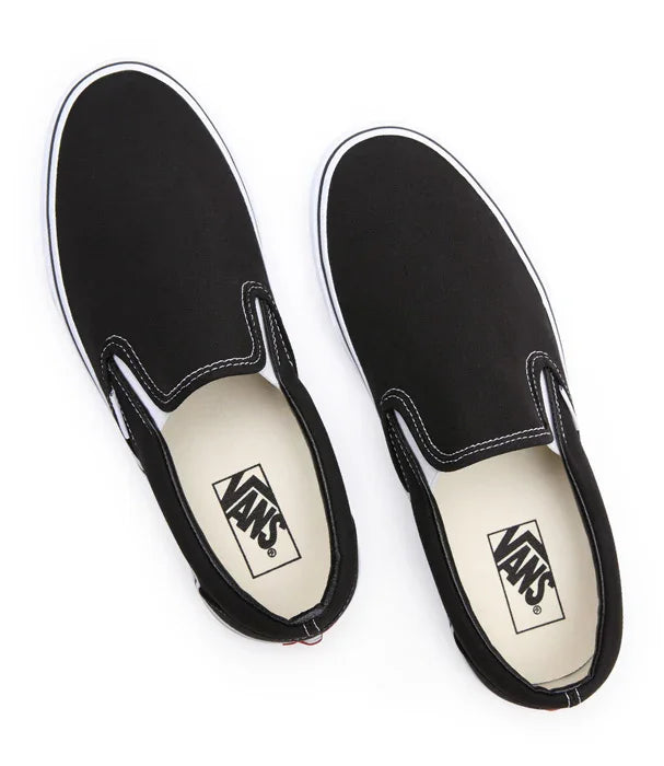 נעלי ואנס שחורות אלסטיות, דגם slip-on, על רקע לבן בחנות CHOZEN