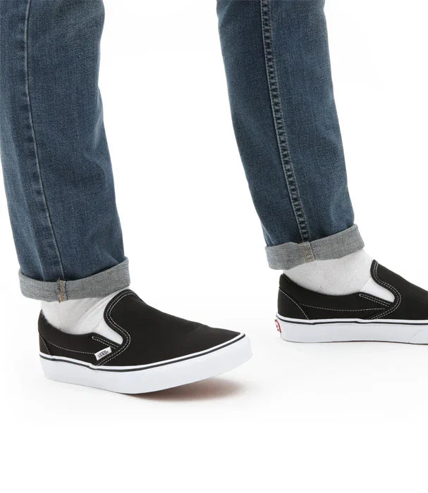 נעלי ואנס גברים שחורות דגם slip-on קלאסי עם ג'ינס, צילום מוצר לאתר CHOZEN