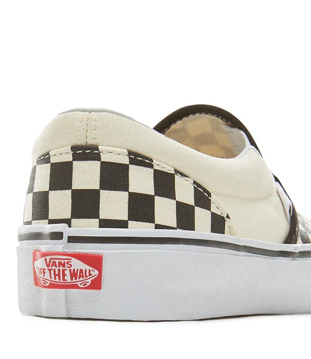 נעל ואנס קלאסית דגם שחמט שחור לבן, עם סוליה לבנה ולוגו Vans, מותג על באתר CHOZEN