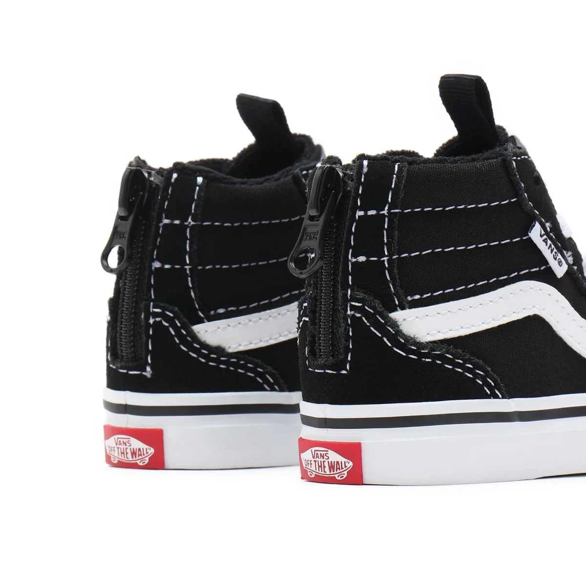 נעלי ואנס שחורות לתינוקות עם פס לבן, רקע לבן, לוגו ונעלי ספורט CHOZEN