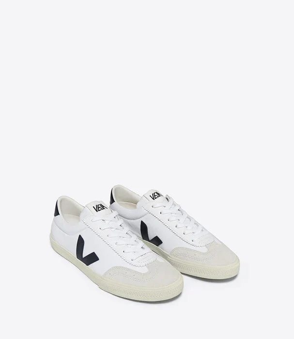 סניקרס Veja לבנות עם סוליית גומי וסמל V שחור, נעליים אופנתיות באתר CHOZEN