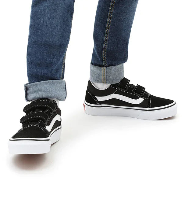 נעלי סניקרס שחורות לגברים עם סקוצים, דגם ונס, מבית CHOZEN, ג'ינס כחול ברקע