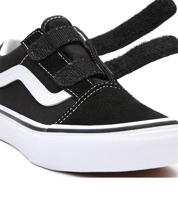 נעל ספורט שחורה עם סקוצ'ים לבנים, עיצוב טרנדי CHOZEN, מותגים מובילים קבוצת אלפא