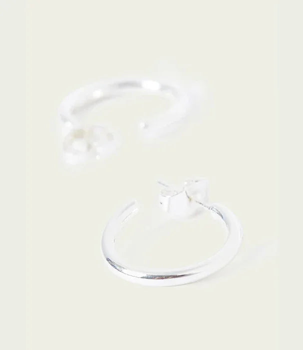 עגילי חישוק כסופים קטנים, עיצוב מינימליסטי, מבית CHOZEN אלפא בסטייל יוקרתי