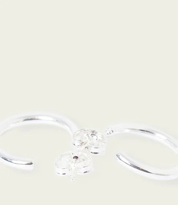 עגילי כסף בעיצוב מודרני עם תליון קטן, צילום מוצר לאתר CHOZEN יבואן רשמי