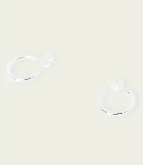 עגילי חישוק כסף קטנים, עיצוב מודרני מבית CHOZEN, רקע לבן חלק