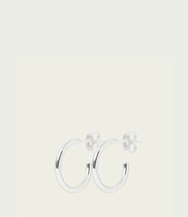 עגילי חישוק כסף קלאסיים מבית CHOZEN, צילום על רקע לבן, תכשיטים יוקרתיים