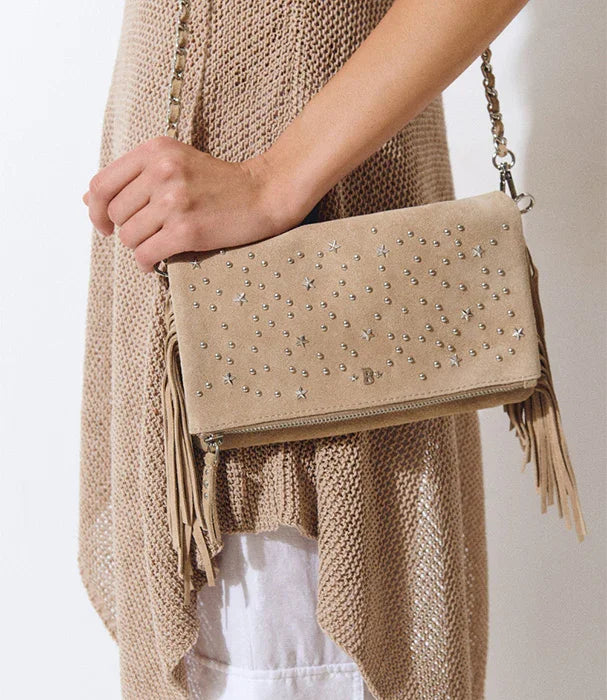 תיק צד אופנתי בז׳ עם ניטים וכוכבים, דגם לנשים מבית מותג מוביל CHOZEN