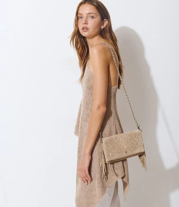 דוגמנית עם שמלה ובגדי קיץ בצבע בז', תיק צד אופנתי, צילום ל-CHOZEN מותגים מובילים